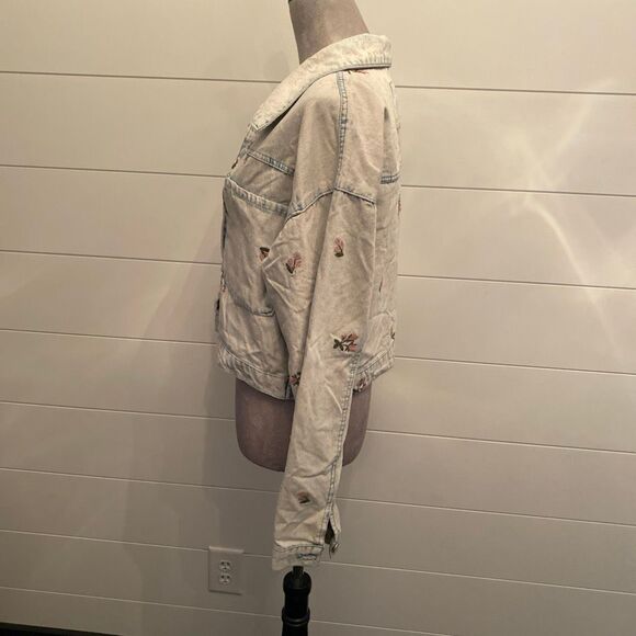 Sincerly Jules Gray and Pink Jean Jacket with pink embroidered flowers. Size M - Picture 4 of 10